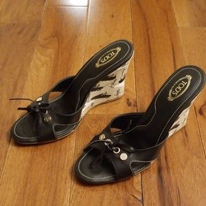 Tod's Sandals in elegant black leather.